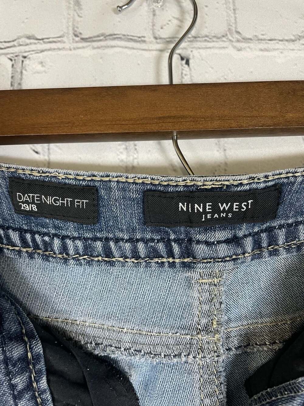 Nine West Date Night Fit Embellished Back Pocket Cropped Jeans Size 8 - Picture 4 of 5